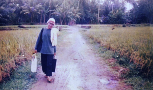 Lely, jalan kaki menuju rumahnya di Desa Sukasari
